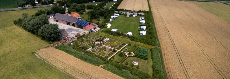 Luftaufnahme des Campingplatzes umgeben von Feldern