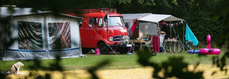 Feierwehrauto als Wohnwagen und Zelte