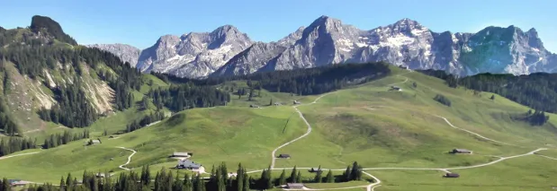 Blick über die Almenwelt Lofer zu den Felsriesen der Loferer Steinberge