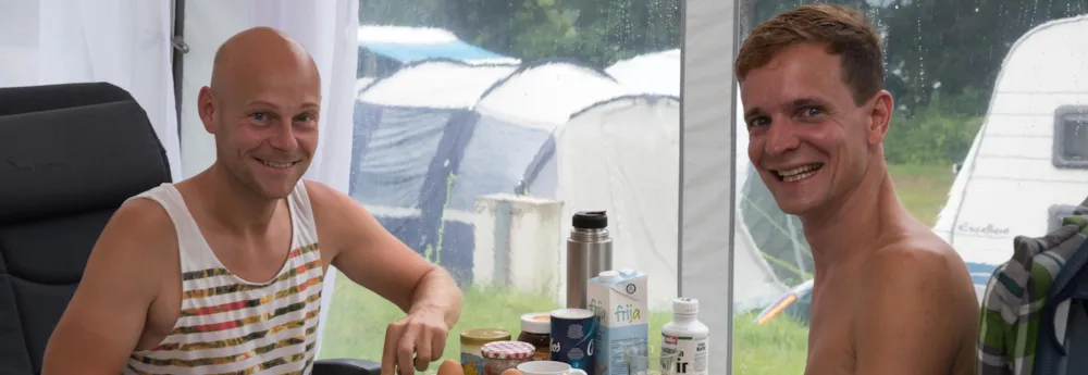 Die Betreiber des Campingplatzes am Rätzsee beim Frühstück