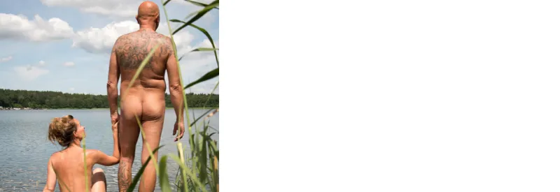 Naturisten-Paar an einem Steg am See