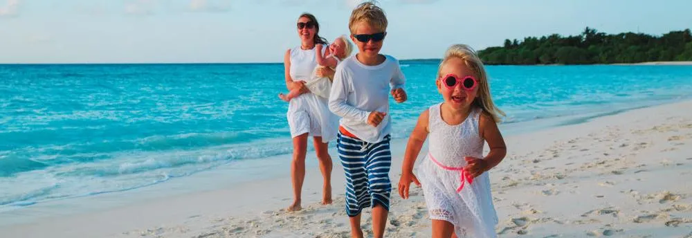 Mutter mit Kindern am Strand