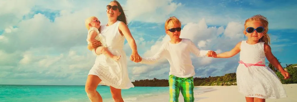 Mutter mit Kindern am Strand