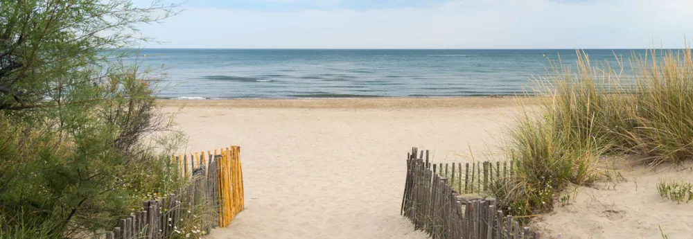 Sandstrand mit Blick auf das Meer