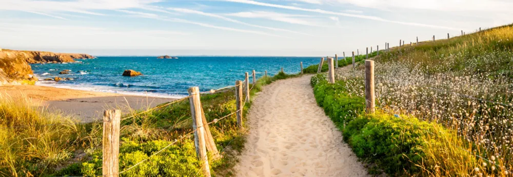 Sandiger Weg an den Strand in Quiberon, Bretagne, Frankreich