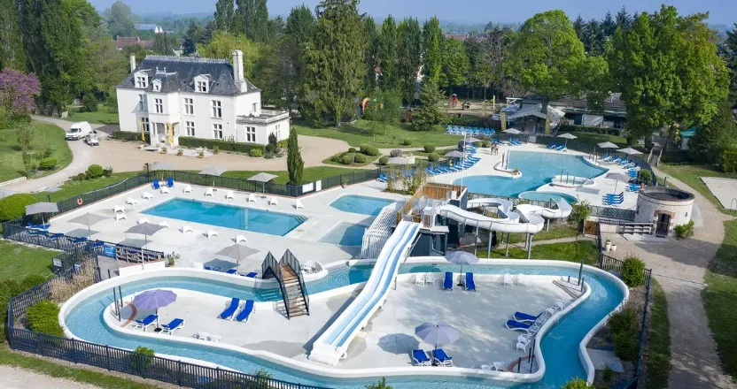 Luftaufnahme des Schlosses und des Wasserparks des Campingplatzes
