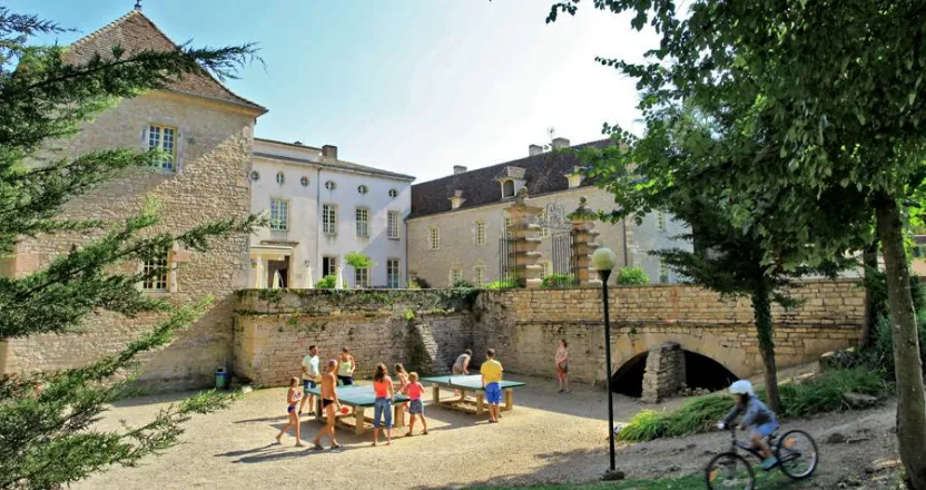 Kinder spielen Tischtennis am Schlossgraben eines Anwesens