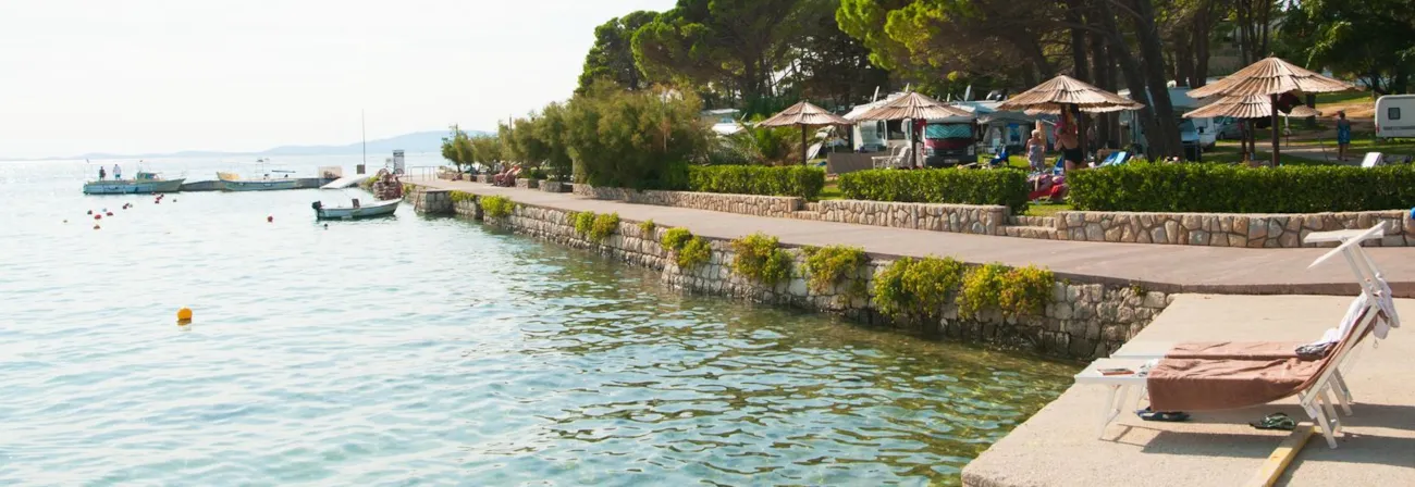 Campingplatz an der Küste von Rab in Kroatien