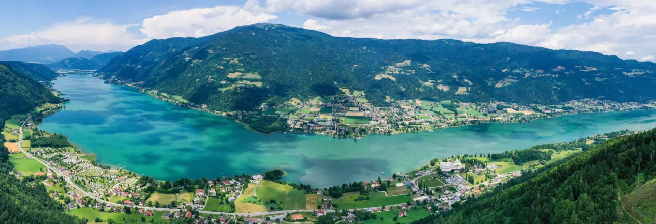 Luftaufnahme des Ossiacher Sees in Kärnten
