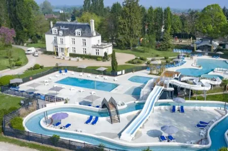 Luftaufnahme des Schlosses und des Wasserparks des Campingplatzes