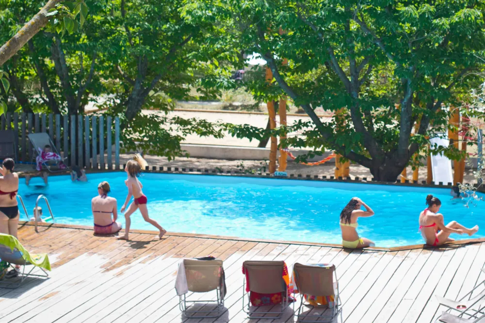 Campinggäste am Beckenrand eines Schwimmbads
