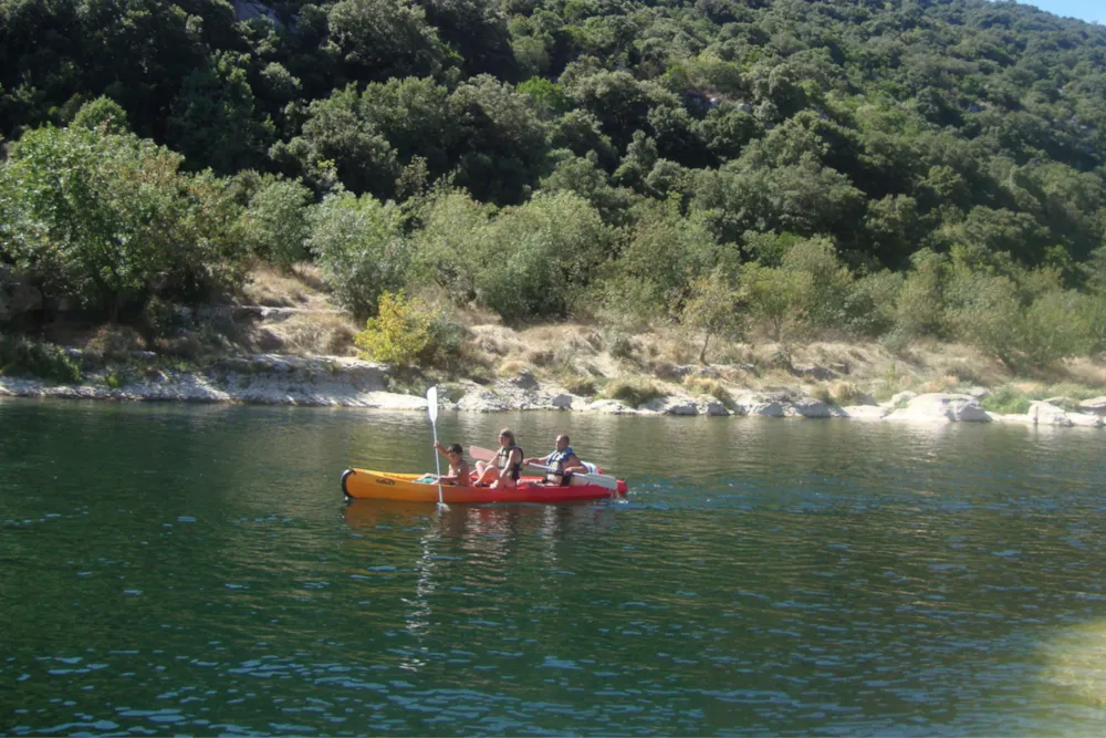 Familie im Kajak auf der Ardèche