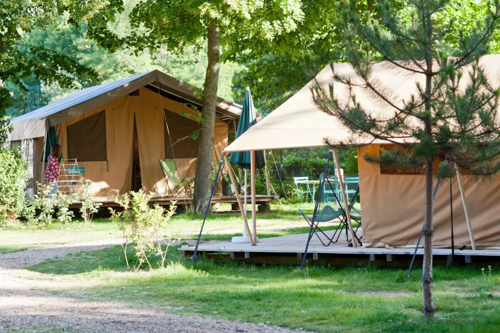 Campingansicht mit zwei Safari-Zelten