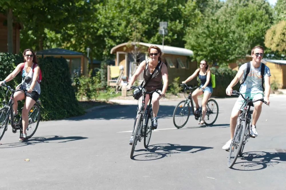 Campinggäste auf dem Fahrrad