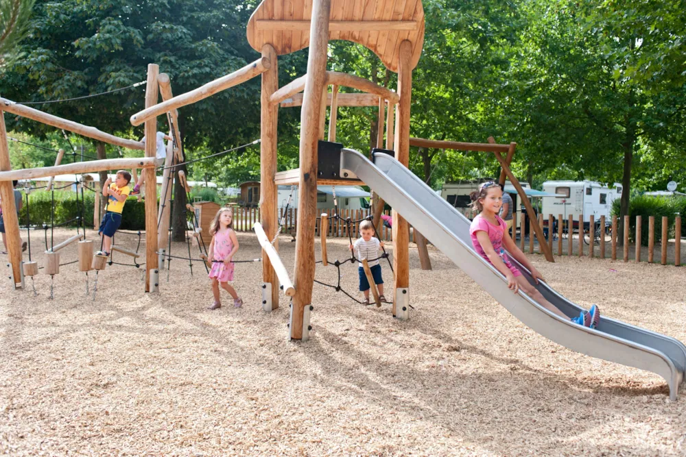 Kinder auf einem Spielplatz