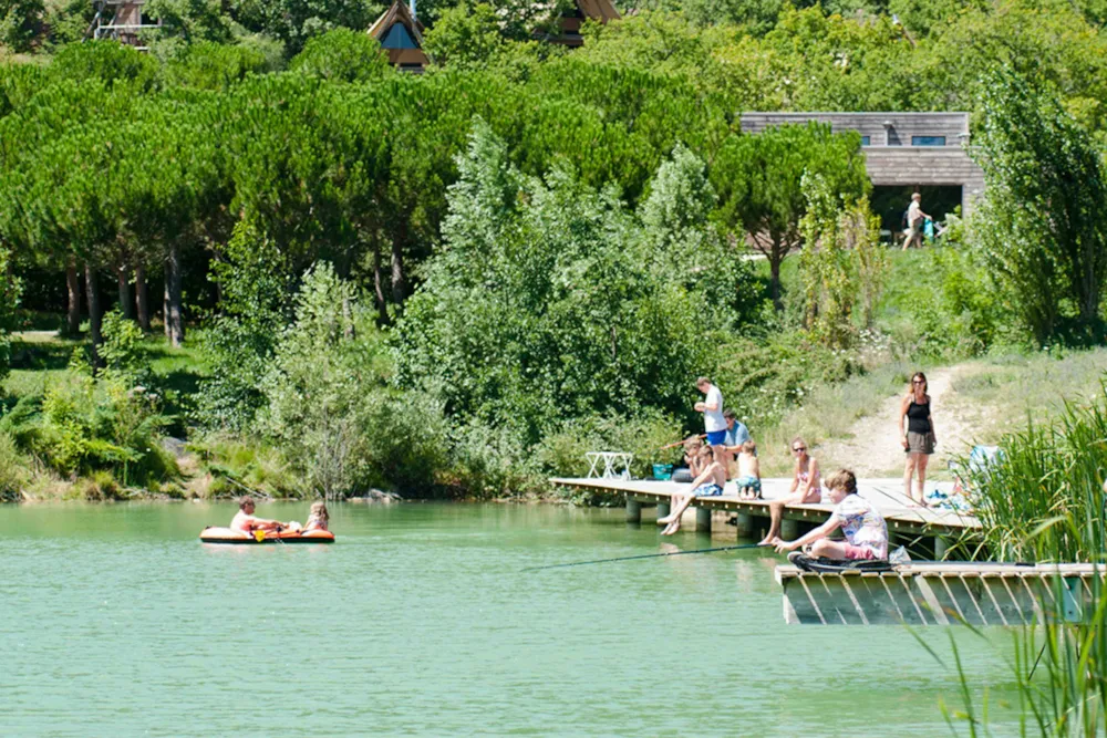 Campinggäste am See