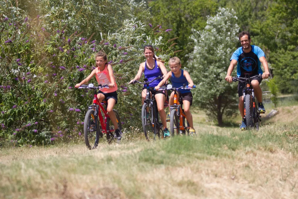 Familie bei Fahrradtour