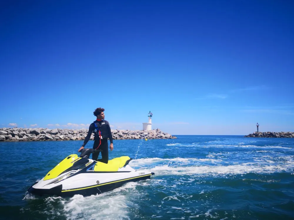 Mann im gelben Jet Ski auf dem Meer