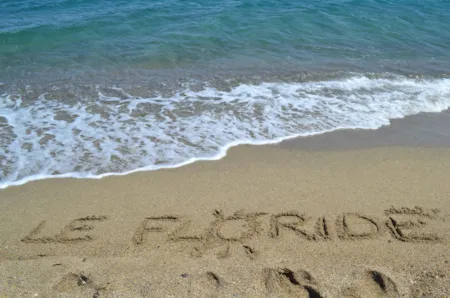 Camping-Schriftzug im Sand am Strand