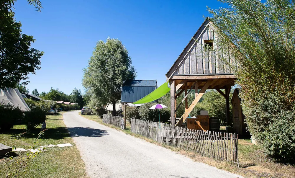 Camping-Holzhütte auf Stelzen
