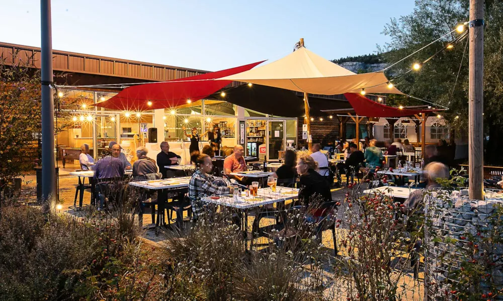 Terrasse des Camping-Restaurants am Abend