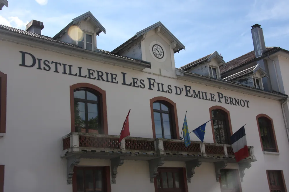 Außenaufnahme der Pernot-Distillerie