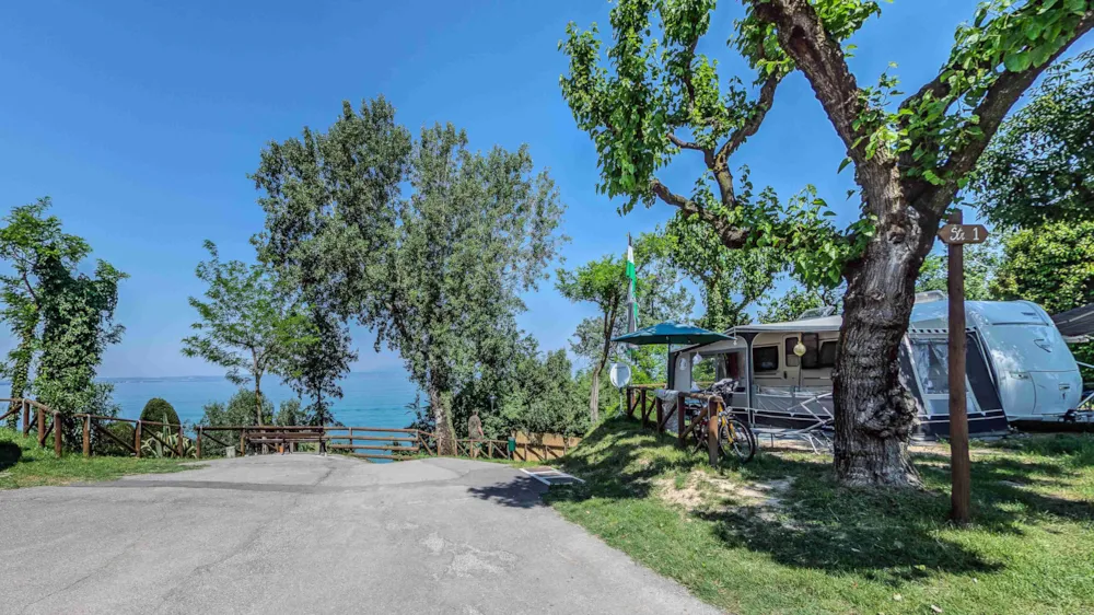 Stellplatz mit Blick auf Gardasee
