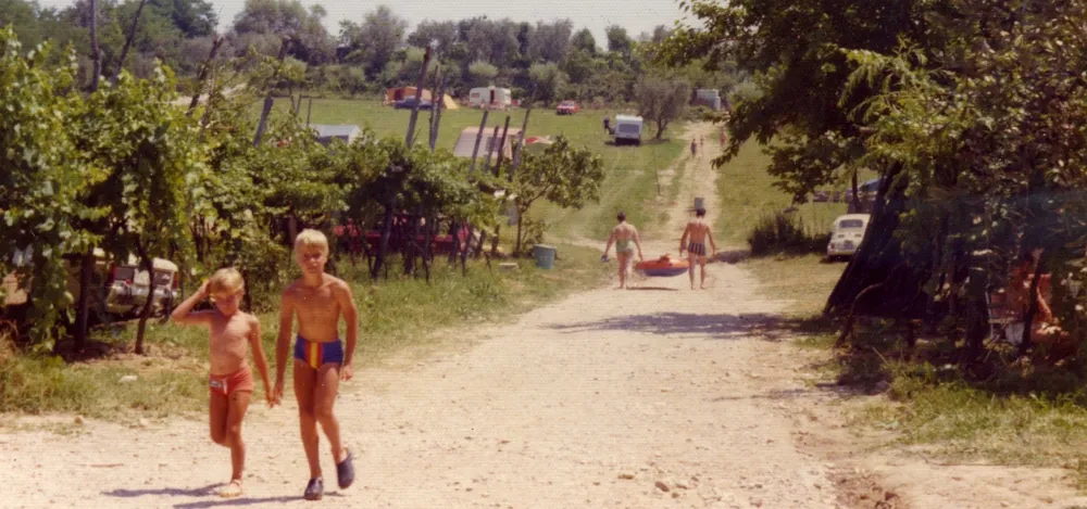 Alte Campingplatzaufnahme mit Kindern