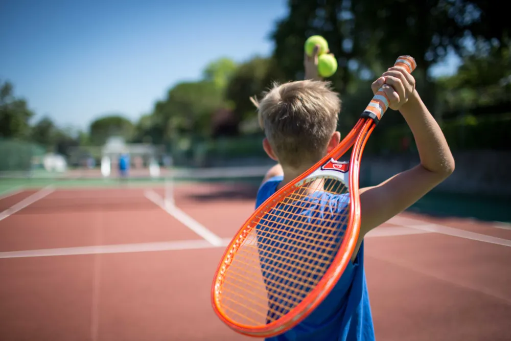 Junge mit Tennisschläger