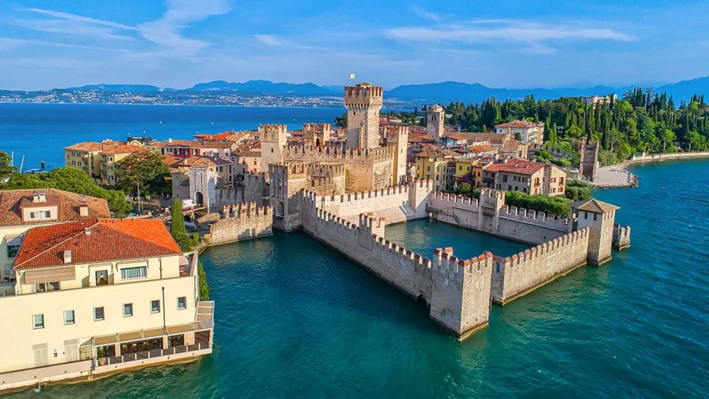 Wasserburg von Sirmione aus der Luft