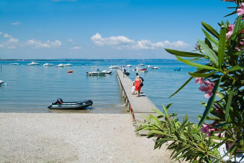 Blick auf den Gardasee vom Strand aus