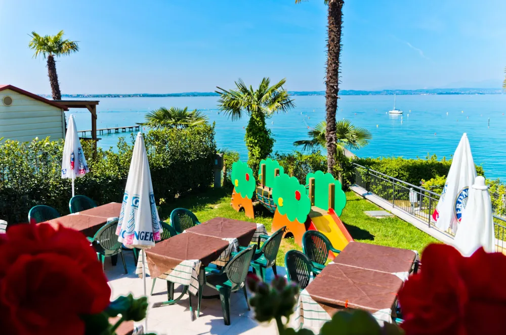 Restaurant mit Seeblick