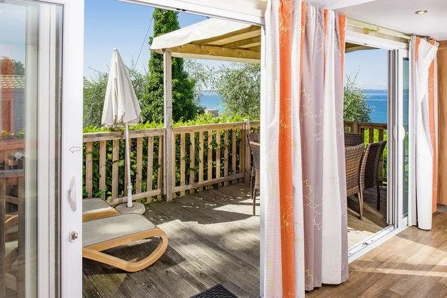 Mobilheimterrasse mit See im Hintergrund