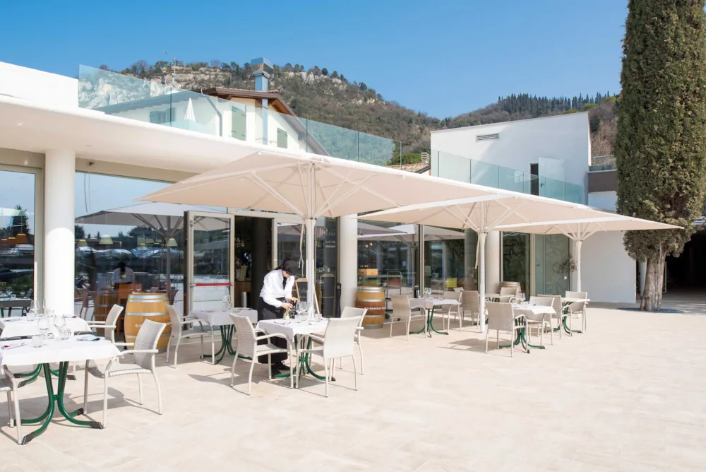 Blick auf Restaurantterrasse
