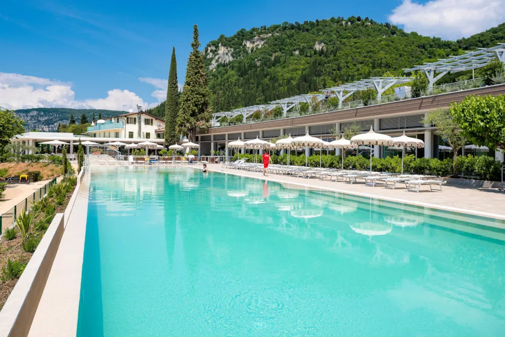 Infinity-Pool mit Landschaft im Hintergrund