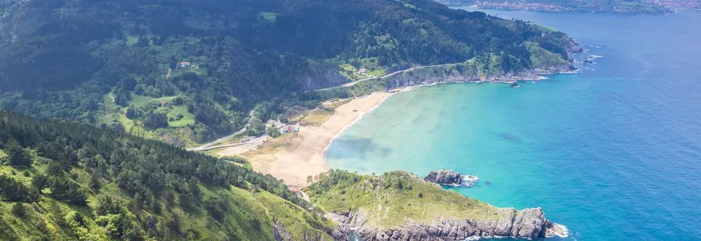 Panoramasicht auf die Küste von Urdaibai 