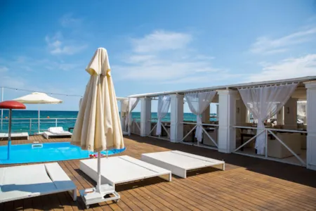 Pool eines Sterne-Campingplatzes direkt am Meer