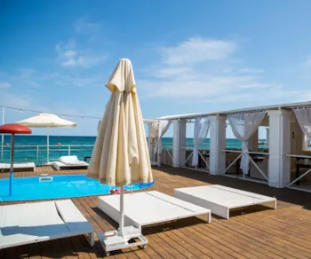 Pool eines Sterne-Campingplatzes direkt am Meer