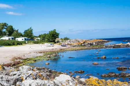 Sommerlandschaft mit Campingplatz auf der Insel Bornholm, Dänemark