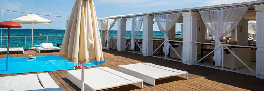 Pool eines Sterne-Campingplatzes direkt am Meer