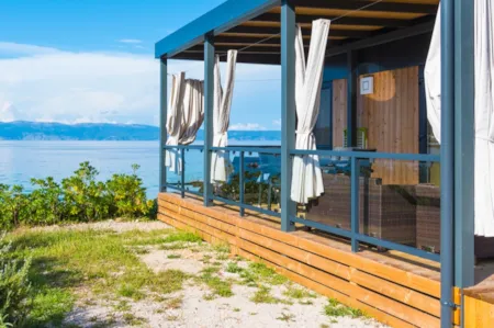 Familienbungalow auf einem Campingplatz direkt am Meer