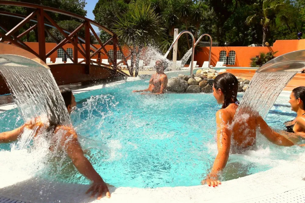 Campingplatz-Gäste im Pool
