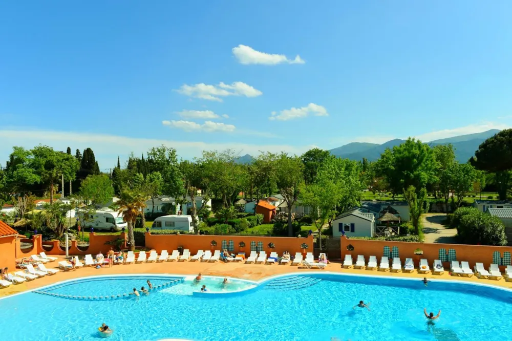 Pool mit Stellplätzen im Hintergrund
