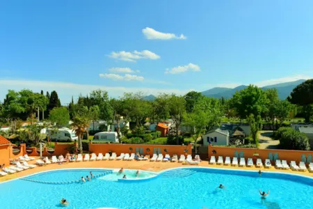 Pool mit Stellplätzen im Hintergrund