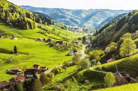 Malerisches Bergdorf in einem Tal im Schwarzwald 