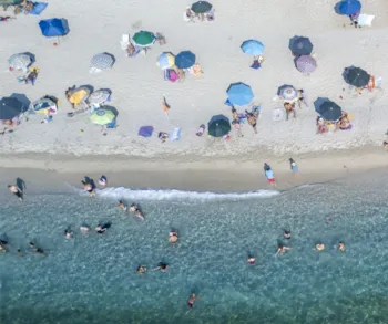 Strand von Zambrone in Kalabrien von oben aus gesehen