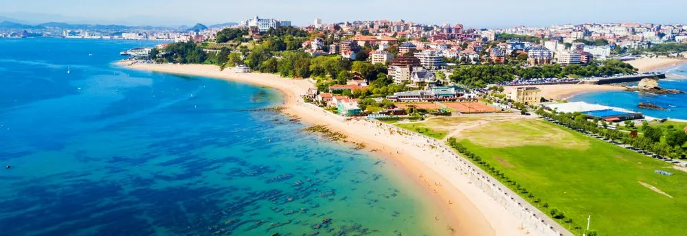 Panoramasicht auf den Strand von Santander in Kantabrien