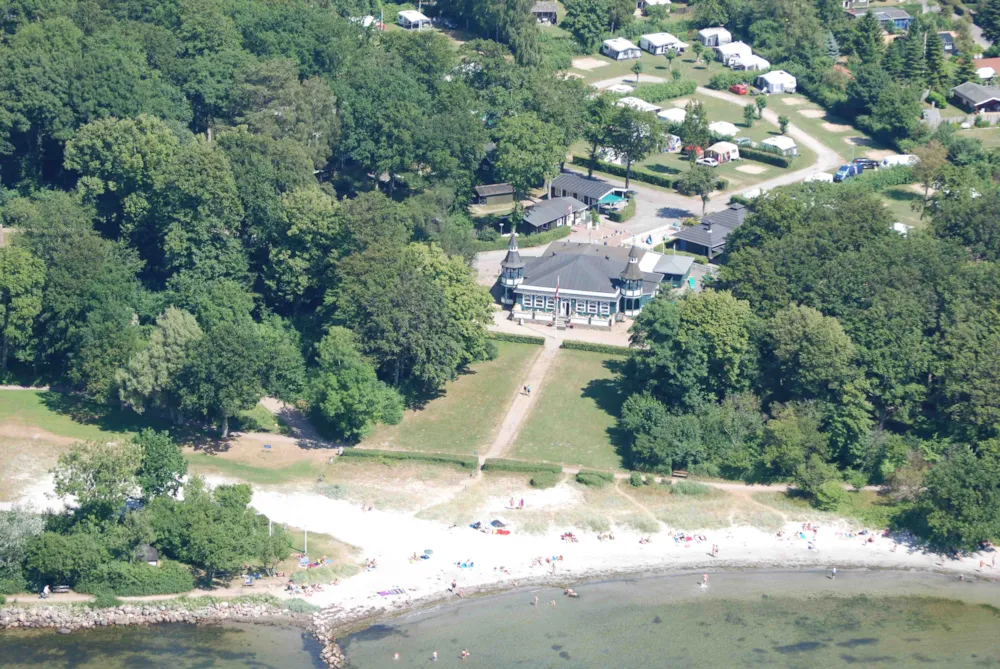 Aufnahme des Campingplatzes am Strand von oben