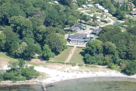 Aufnahme des Campingplatzes am Strand von oben