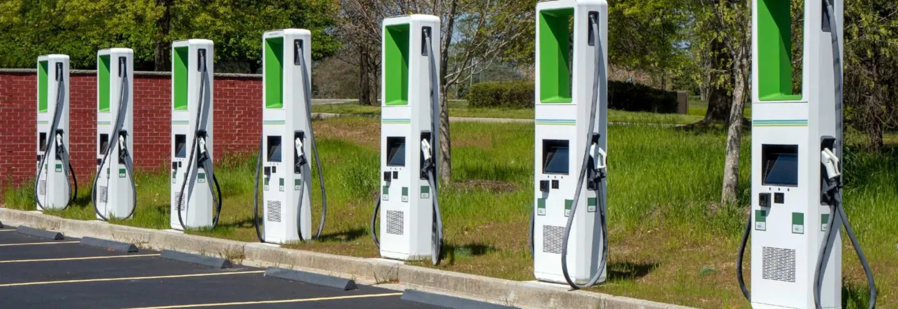 Mehrere Ladestationen für Elektroautos auf einem Parkplatz